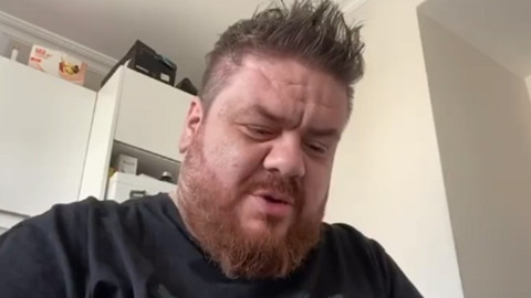 Komedyen Emre Mutlu değişimiyle görenleri şaşkına çevirdi! Verdiği kilolarla yepyeni bir insan oldu