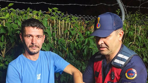 Sinop’ta sosyal tesislere sığınan canlıyı jandarma fark etti, koruma ekiplerine teslim edildi