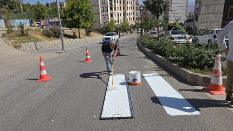 Şırnak Belediyesi şehir merkezinde yaya geçitlerini yeniliyor, güvenlik için okul ve çarşı bölgeleri öncelikli