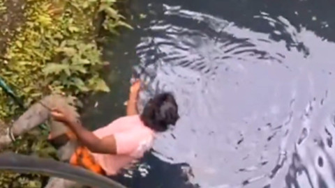 Suda hareketsiz kalan canlıyı fark eden vatandaşlar seferber oldu, kurtuluş anları kamerada