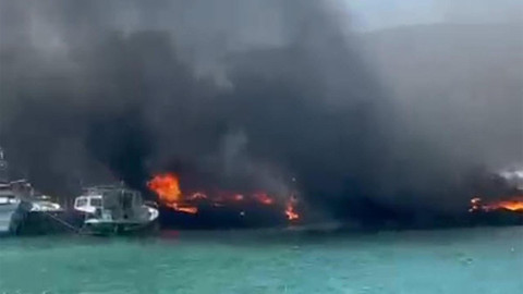 Urla'da limanda yangın: Tekneler battı