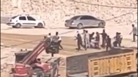 Şantiye işçileri birbirine girdi! Ortalık savaş alanına döndü: Taşlar sopalar havada uçuştu