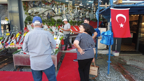 Gece boyunca süren mesainin ardından sabah tezgahlar doldu, kentte hareketlilik başladı