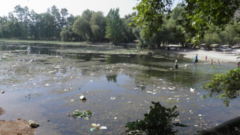 Antalya’nın önemli su kaynağı Kırkgöz’de çöplerle dolan alan tehlike saçtı, ASAT ekipleri harekete geçerek kirliliği temizledi