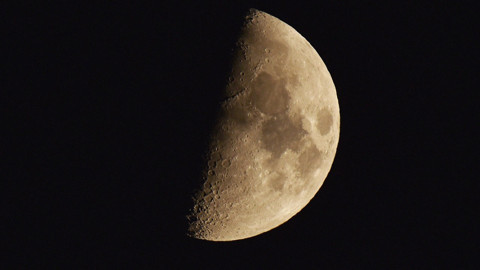 Bitlis’in Ahlat ilçesinde gökyüzünde beliren yarım ay kartpostallık manzarasıyla hayran bıraktı