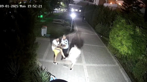 Adana'da pes dedirten görüntü! 13 yaşındaki çocuğa site ortasında dayak