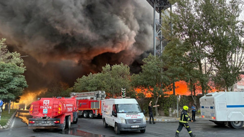 Tekstil fabrikasında korkutan yangın: Çok sayıda ekip müdahale ediyor