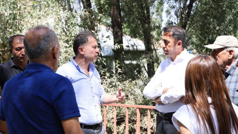 Yüksekova’da dere temizleme çalışmalarıyla taşkın riskini azaltıyor, tarımsal sulamaya destek sağlıyor