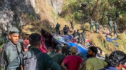 Asya ülkesinde korkunç kaza! Yolcu otobüsü uçuruma yuvarlandı: 15 ölü