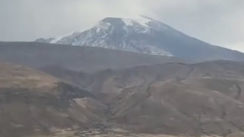 Sıcak havanın etkisini kaybettiği Iğdır’da yağmur etkili oldu, Ağrı Dağı'nın zirvesi yeniden karla kaplandı