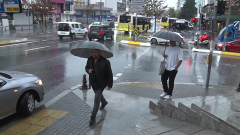 İstanbul'da sağanak yağış: Hangi saatlerde etkisini sürdürecek?