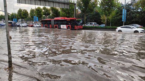 Ankara'da sağanak yağış: Yollar göle döndü