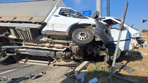 İki kamyonet feci şekilde çarpıştı: 2’si ağır 5 yaralı
