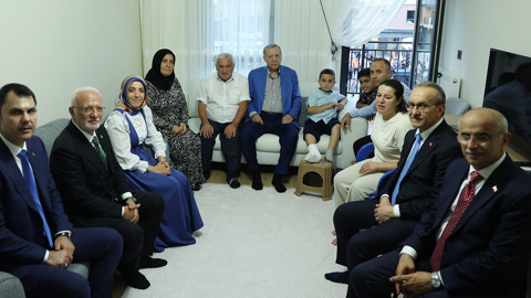 Cumhurbaşkanı Erdoğan, Malatya'da depremzede aileyi ziyaret etti
