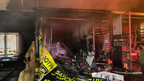 İzmir'de Sanayi sitesinde yangın: 3 iş yeri kül oldu