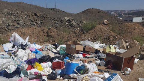 Eskişehir Orhangazi Mahallesi’nde boş araziye atılan çöpler sağlık riski oluşturuyor