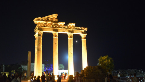 Antalya’da kanlı ay tutulması büyüledi, Apollon Tapınağı turistlerle doldu taştı