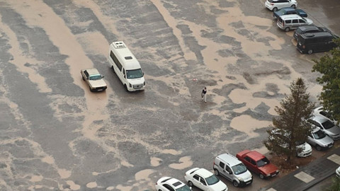 Kayseri’de hava sıcaklıkları düştü, sağanak yağış yolları göle çevirdi