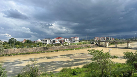 Samsun’da sağanak sonrası Yeşilırmak Nehri çamurla kaplandı, metrekareye 89,1 kilogram yağış düştü
