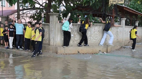 Adana’nın Kozan ilçesinde okulun ilk gününde fırtına ve sağanak yağış etkili oldu, öğrenciler zor anlar yaşadı