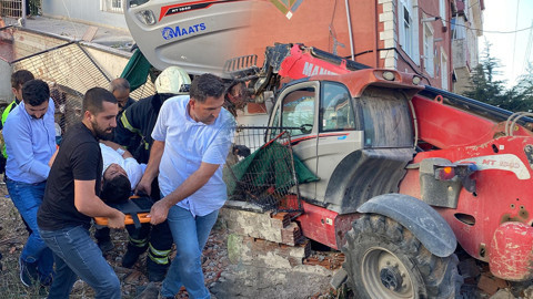 Yokuş aşağı inen iş makinesi dehşet saçtı! Ortalık savaş alanına döndü: 2'si çocuk çok sayıda yaralı