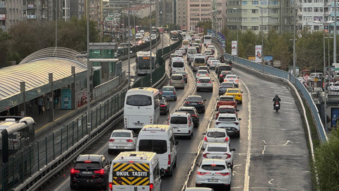 İstanbul'da yeni eğitim öğretim yılının ilk gününde trafik yoğunluğu yaşanıyor