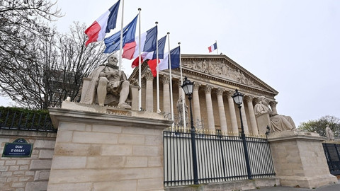 Fransa'da hükümet düştü