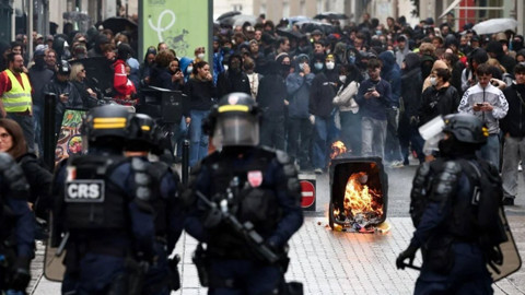Fransa'da sokaklar karıştı: Gözaltı sayısı 200'e yükseldi
