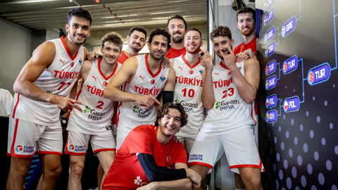 Türkiye nefesini tuttu! 12 Dev Adam, EuroBasket 2025’te final için sahaya çıkıyor! Rakibimiz Yunanistan