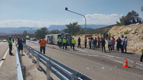 Yolcu otobüsü ve tır çarpıştı: Ölü ve yaralılar var!