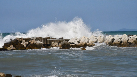 Düzce'de dalgalar 3 metreye ulaştı, denize girişler olumsuz hava koşulları nedeniyle yasaklandı