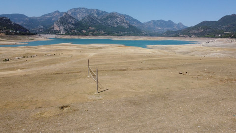 Adana Kozan Barajı’nda doluluk yüzde 10’a indi, kuruyan zemine voleybol sahası kuruldu
