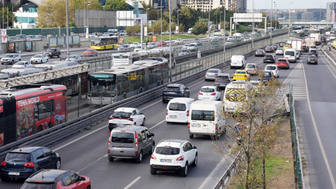 İstanbul'da haftanın ilk iş gününde trafik yoğunluğu yaşanıyor