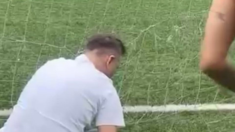 Bursa’da halı sahadaki kale filelerinde bu defa top değil çırpınan hayvan vardı