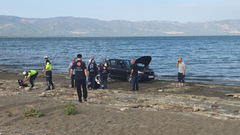 Yola dökülen akaryakıt faciaya yol açtı! Otomobil İznik Gölü’ne uçtu