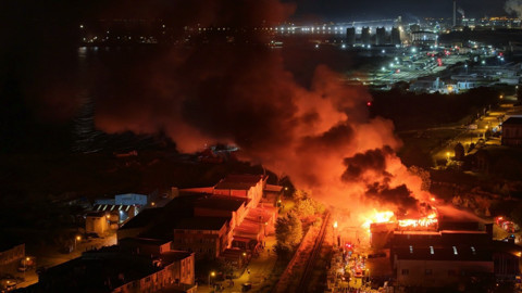 Samsun'da korkutan yangın! Kereste fabrikası alev topuna döndü: Çok sayıda ekip müdahale ediyor