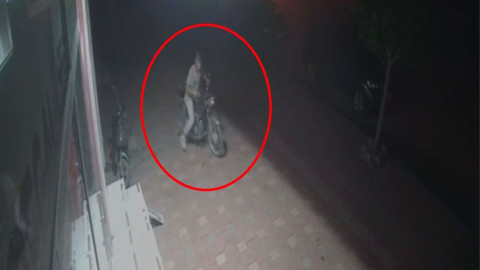 Rahatlığıyla pes dedirtti! Hırsızlık anları saniye saniye kaydedildi