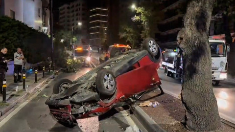Kadıköy’de feci kaza! Ağaca çarpan otomobil takla attı: 2 yaralı