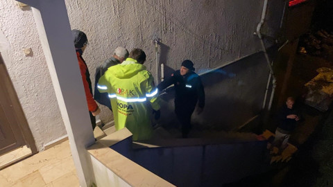 Hopa'da istinat duvarı çöktü! 3 katlı ev tahliye edildi