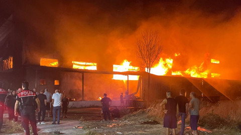 İzmir’de mobilya fabrikasında yangın
