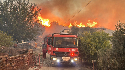Orman yangınlarıyla mücadele sürüyor! Evler küle döndü, elektrikler kesildi... Antalya Aksu'da otel tahliye edildi