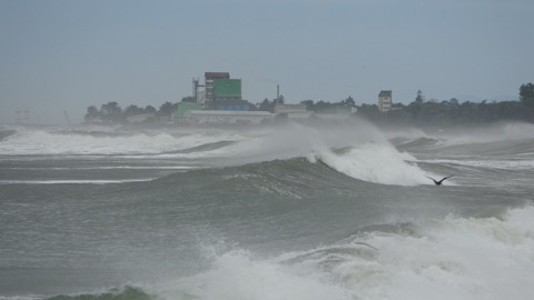 Karadeniz'de dalgalar metrelerce yükseldi