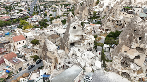Kapadokya’da UNESCO mirası bir anda parçalandı, kaya parçaları çevreye saçıldı