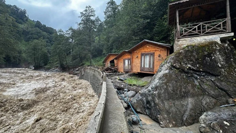 Karadeniz'de sel felaketi! Uyarılar peş peşe geldi: Şiddetli yağışlar devam edecek
