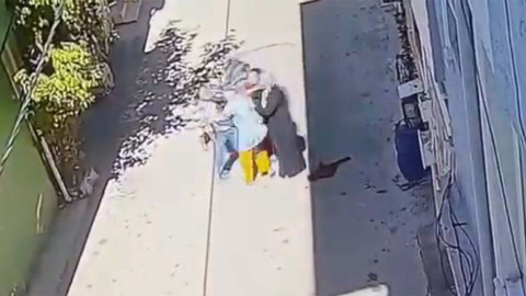 Kadının kadına şiddeti kan dondurdu! Kucağında çocuğu vardı: O anlar kamerada!