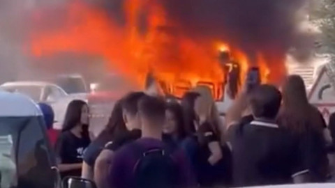 Mersin'de öğrenci servisi yandı! O anlar kamerada