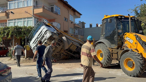 Bursa’da Zemin çöktü! Kum yüklü kamyon foseptiğe düştü