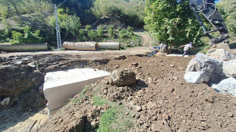 Düzce'de köylerde sel ve taşkın riskine karşı dere yataklarına kutu menfez yapılıyor