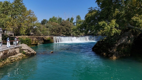 Antalya'nın gözde doğal güzelliklerinden Manavgat Şelalesi tüm ihtişamıyla görenleri büyülüyor