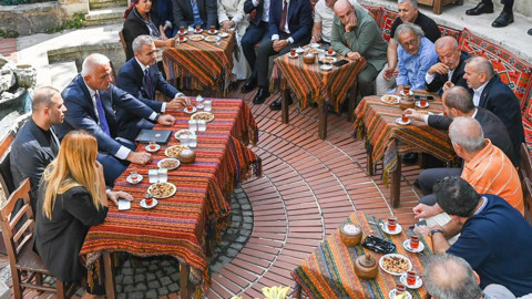 Bakan Ersoy Beyoğlu'nda vatandaşlarla buluştu